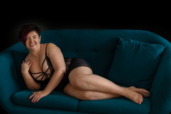 Boudoir Foto einer Frau in schwarzen Dessous auf einem grünen Sofa, Lowkey, Fürth Boudoir Studio