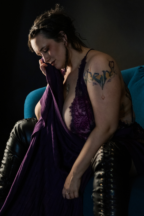Frau in lila Dessous kuschelt nachdenklich mit einer lila Decke, sitze auf einem grünen Sofa, Gegenlicht, Lowkey, Nina Thilo fürth